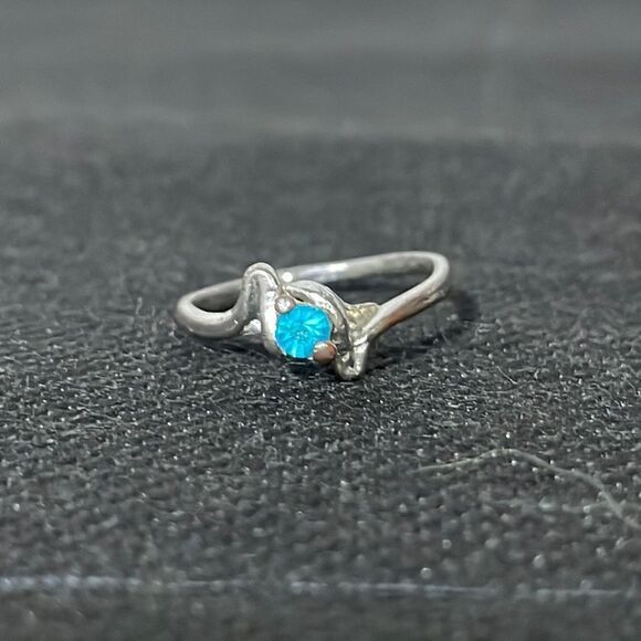 Thin ring with a blue gem - Picture 1 of 6